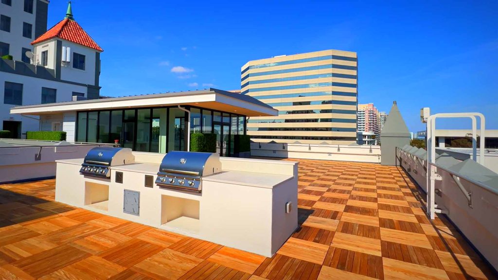 Deck and Clubhouse_1_1920_Low Ocean Center Long Beach - Daytime Rooftop Deck Image